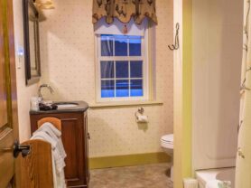 bathroom with tub, vanity sink